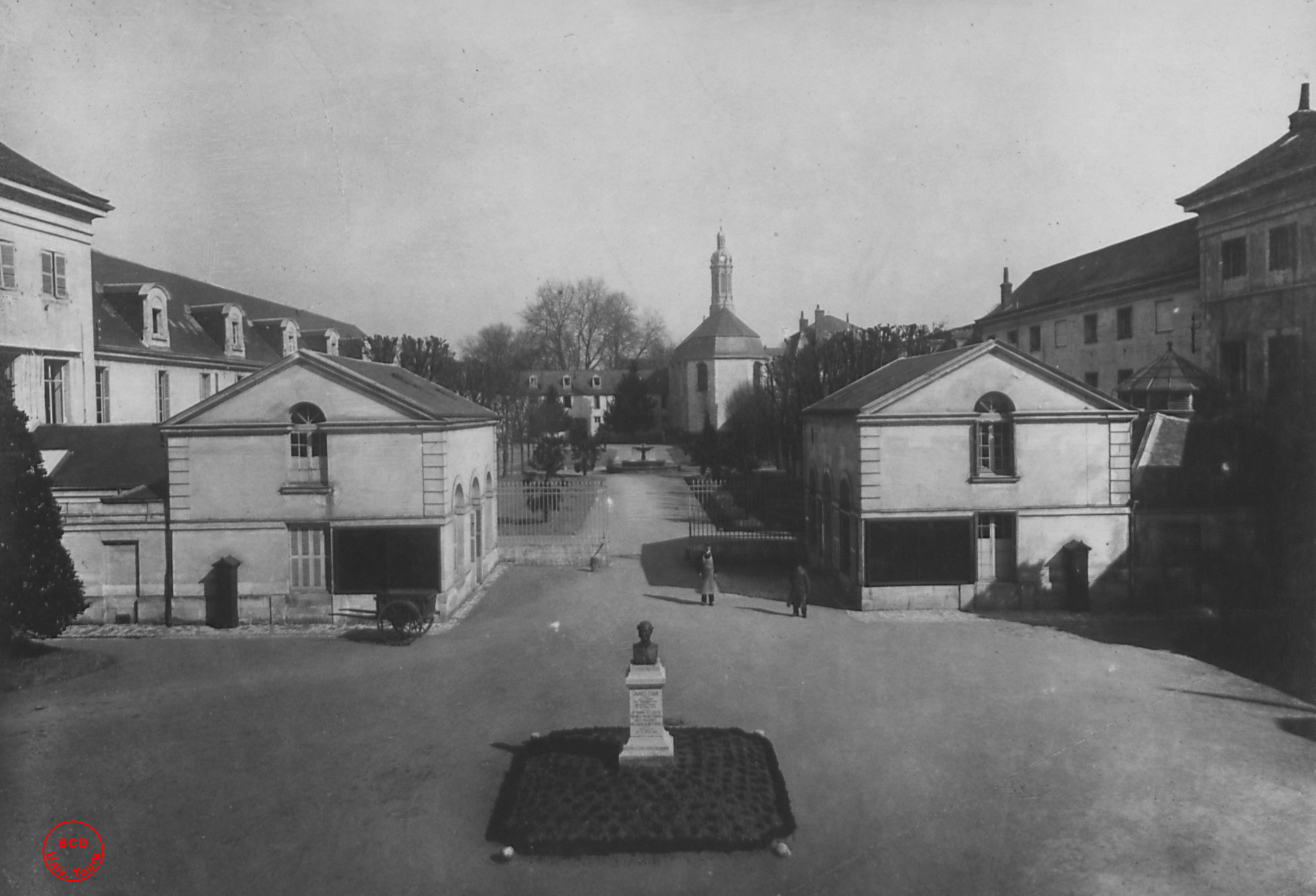 Hospice civil, une cour d'entrée