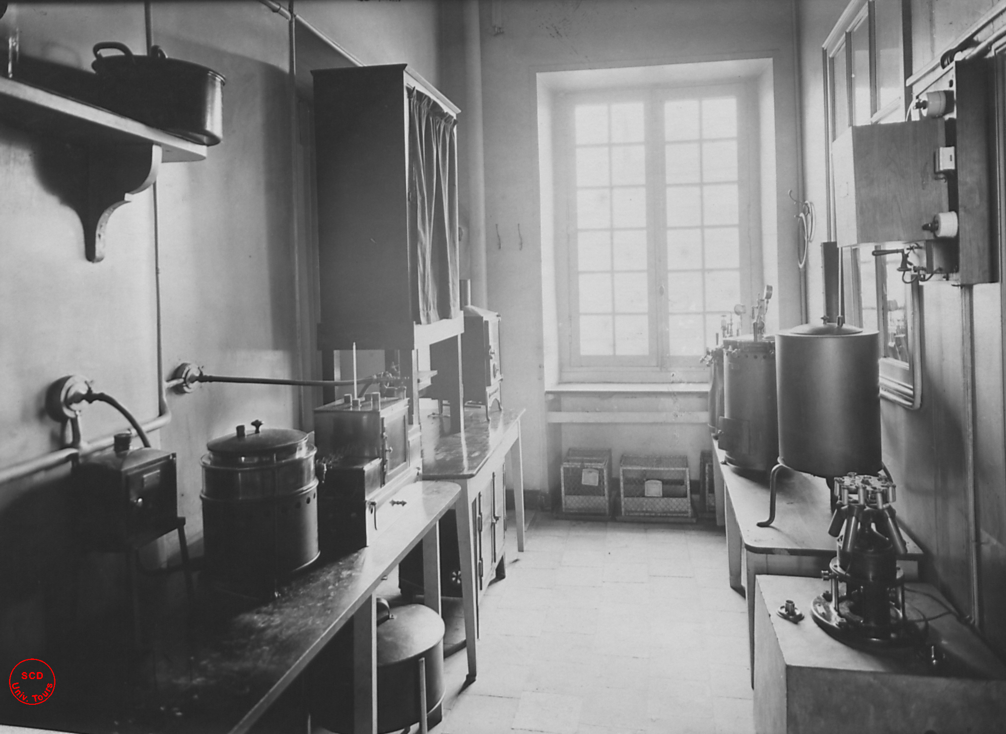 École de médecine, laboratoire des chimiques, centrifugeurs